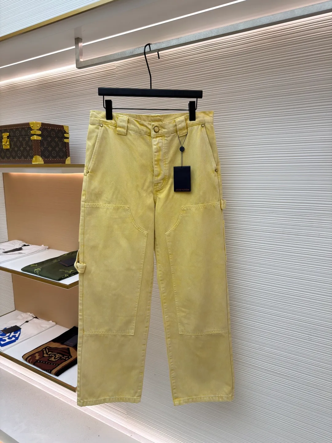 LOUIS VUITTON dyed embossed jeans ●Original version: Purchased and developed for 14800 ●Item number: 1681048-B55 ●Material: denim fabric ●Technology: embossed production ●Version: fitted version ●Weight: about 945 grams ●Size: 30-32-34-36 ●Description: This style is processed through garment dyeing to create a washed retro effect, and then uses a splicing structure and hammer fixing rings to express the workwear style. Monogram embroidery adorns the sides and left patch pocket, and pearlescent buttons and rivets complete the detail. Pair it with the same style to add to your summer wardrobe. The overall wiring is straight and delicate, the fabric is comfortable and soft, and the color is consistent without color difference. It can be matched with the same style to create a fashionable look and control various occasions. Customized accessories, complete with three standards, same style for men and women!